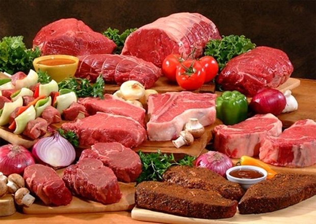 На столе находится несколько видов свежего мяса