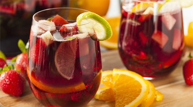 В двух стаканах миксованные напитки из ассорти ягод и фруктов