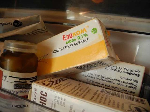 Среди прочих лекарств лежит упаковка мази Элоком