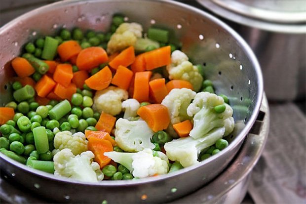 В пароварке приготовлены овощи для приготовления