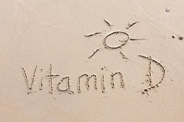 На пляже рисунок на песке с надписью Vitamin D
