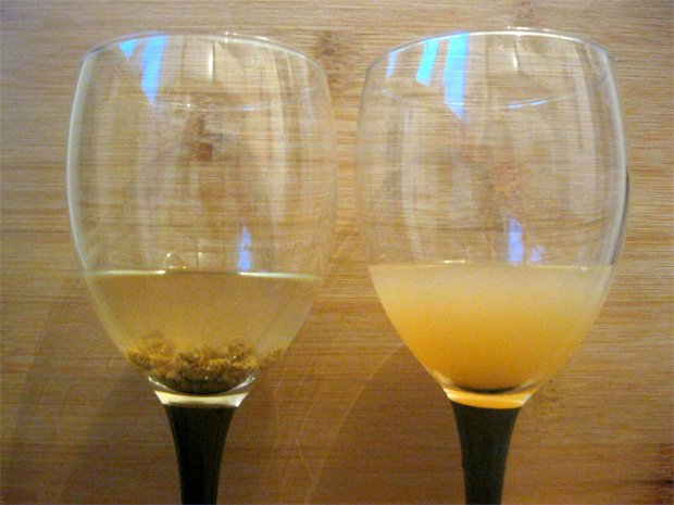 Два стакана с водным раствором из прополиса