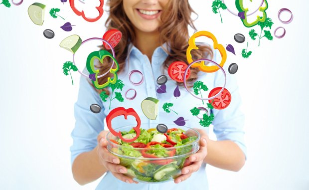 Девушка держит миску с салатом из полезных овощей