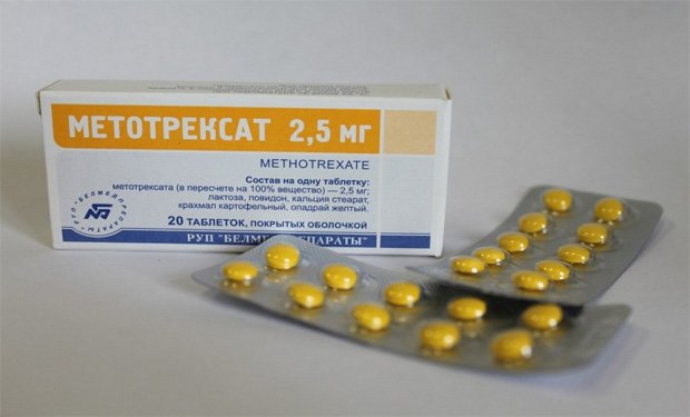 Упаковка и два стикера с таблетками лекарственного препарата Метотрексат