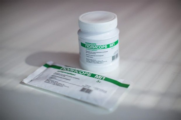 На столе стоит баночка препарата Полисорб и дозированная упаковка