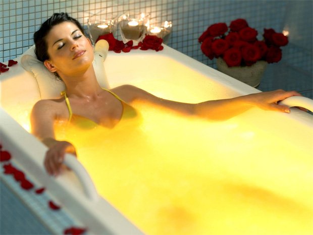 Девушка лежит в ванной с желтоватой водой