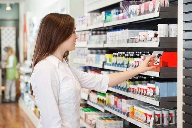 Девушка в аптеке выбирает аналог лекарственной мази Элоком