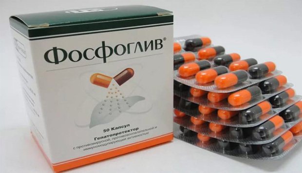 На столе упаковка препарата Фосфоглив и вынутые стикеры с лекартвом