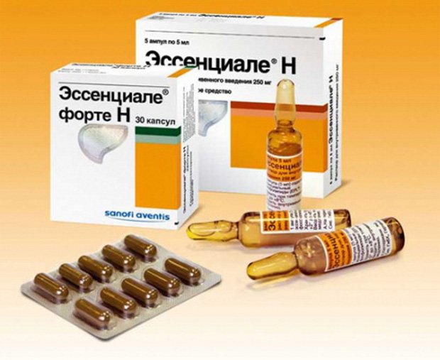 Две упаковки препарата Эссенциале в таблетках и ампулах для инъекций
