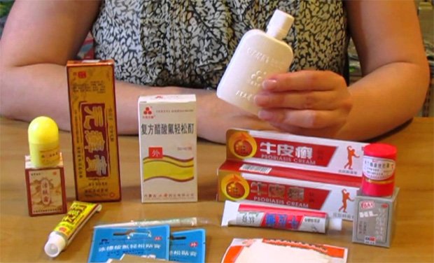 Девушка демонстрирует различные китайские препараты