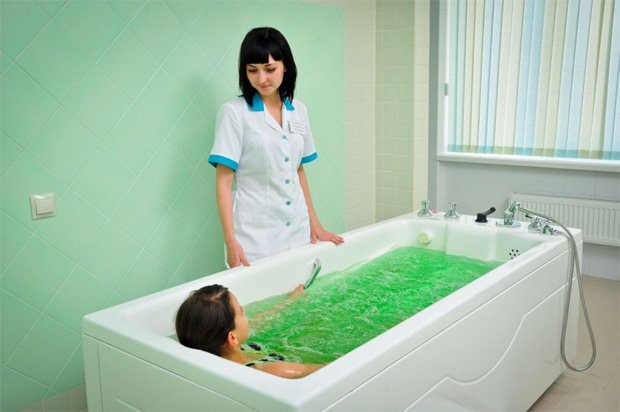 Девушка в медицинском учреждении принимает ванну