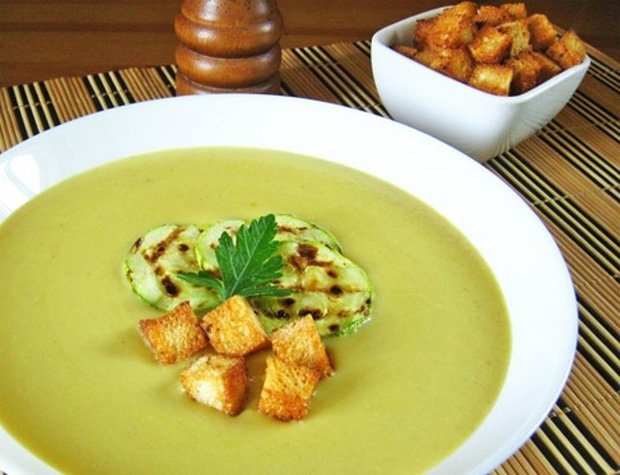 Суп-пюре из кабачков с кусочками жареного овоща и сухарями