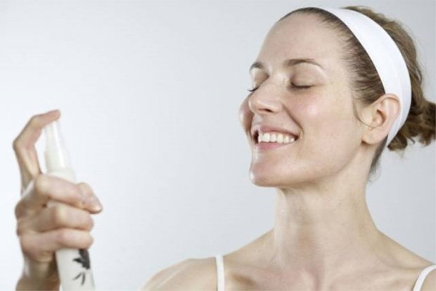 Девушка с повязкой на голове распыляет лечебный спрей для тела