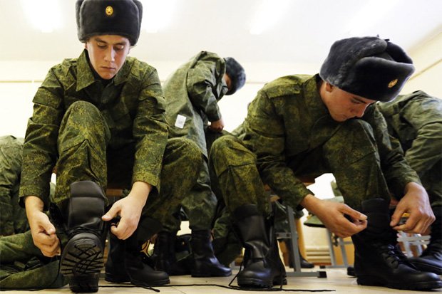 Молодые солдаты учатся правильно одевать сапоги