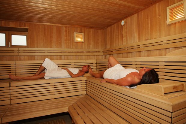 Две девушки отдыхают в современной бане
