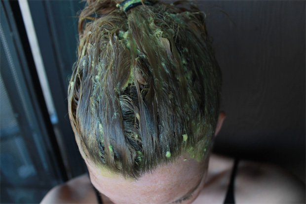 На волосы девушки нанесена лекарственная маска по народному рецепту