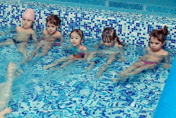 Пятеро детишек отлично проводят время в бассейне