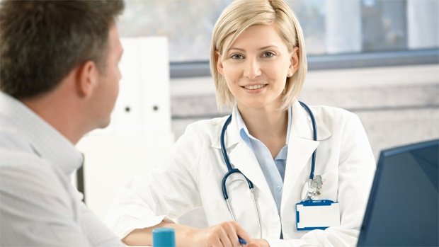 Женщина врач со стетоскопом на шее консультирует пациента