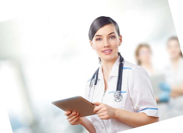 Девушка врач в белом халате держит в руках планшет с бумагами
