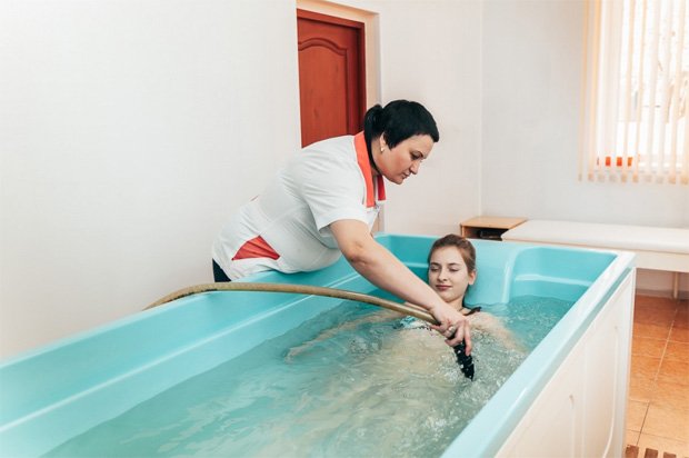 Девушка принимает лечебную ванну в санатории