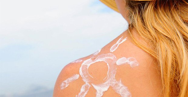 Девушка нарисовала кремом солнышко у себя на плече
