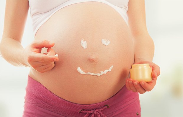 Беременная девушка нарисовала мазью смайлик на животе