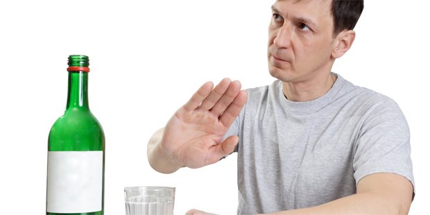 Мужчина жестом показывает отказ от спиртных напитков